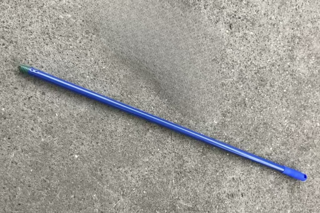 Mango metálico para escoba